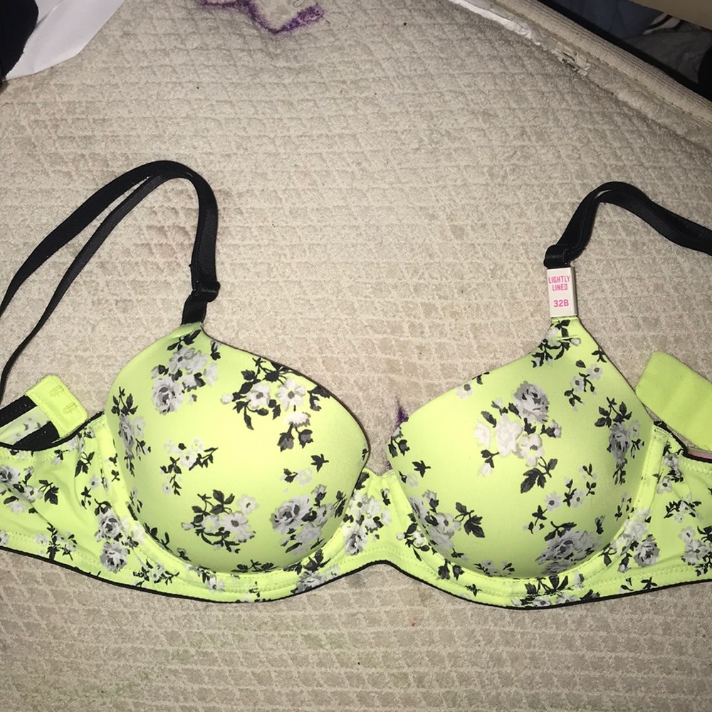 comfy yellow tshirt VSPINK bra!